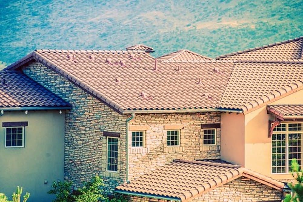 Maison en pierre avec toiture en tuiles