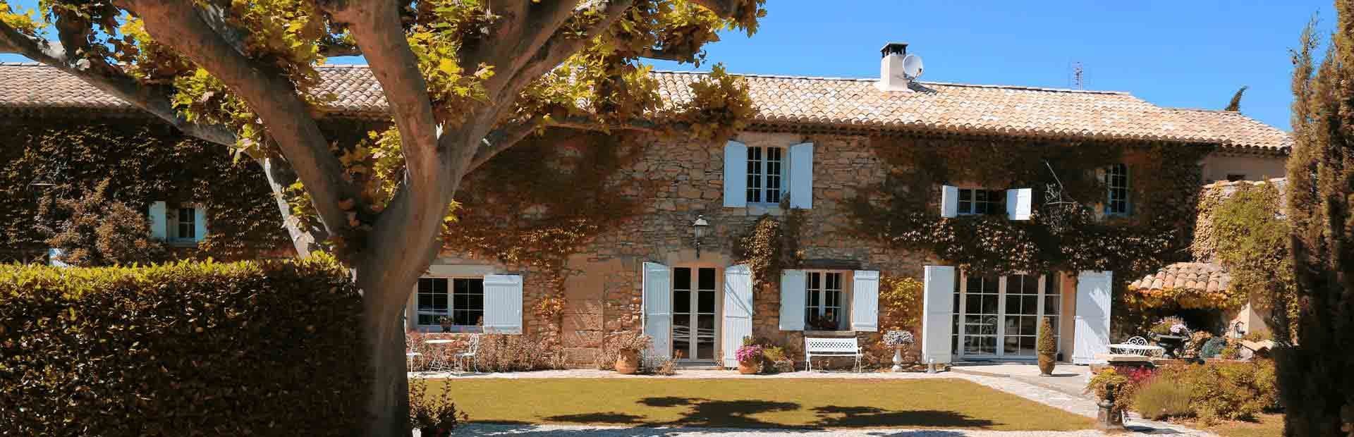 Mas provençal en pierre avec toiture en tuiles
