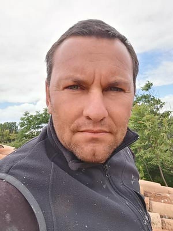 Stéphane Masson, artisan couvreur, sur un toit